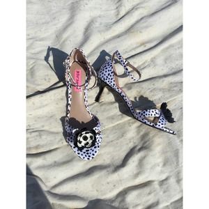 Betsey Johnson kitten heel sandals 8.5 MEA flower strap polka dot black white